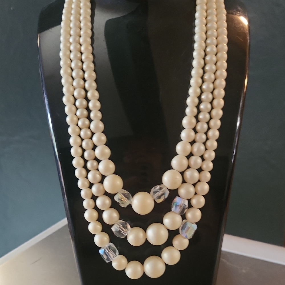 Elegant Cream Pearl Necklace
